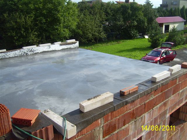 Beton_wodoodporny_ju___nast__pny_dzie___na_gara__u_i_polewany_wod____2_.JPG